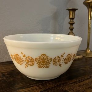 VINTAGE Pyrex 402 Butterfly Gold WHITE 1.5 quart mixing serving bowl USA CORNING